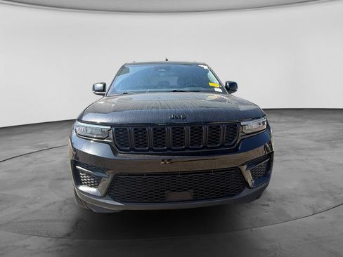 Used 2024 Jeep Grand Cherokee Altitude AWD/4WD image 3