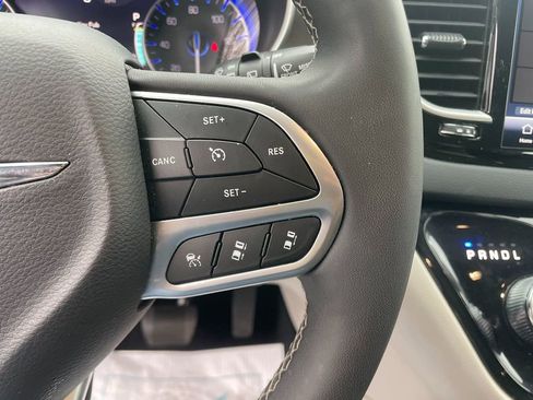 Used 2024 Chrysler Pacifica Touring-L FWD image 17