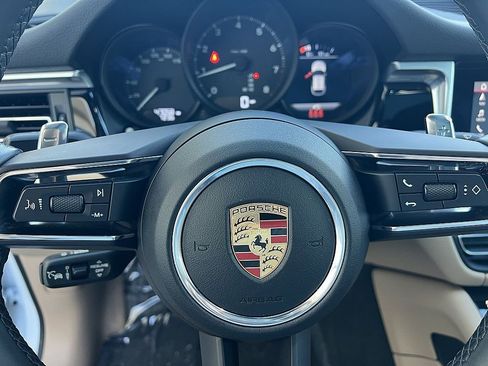 Used 2022 Porsche Macan image 14