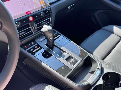Certified 2025 Porsche Macan AWD/4WD image 28