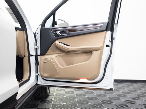 Certified 2025 Porsche Macan AWD/4WD image 37