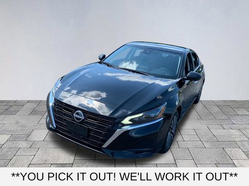 Used 2025 Nissan Altima 2.5 SV FWD image 3