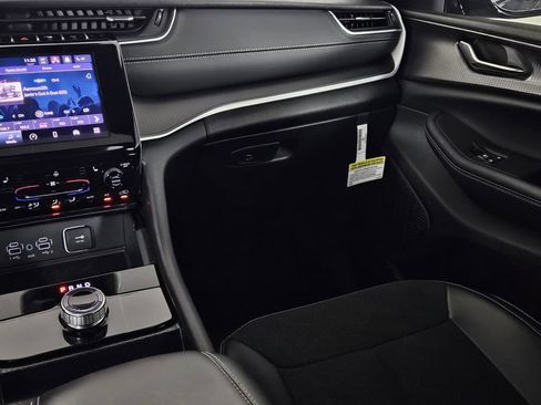 Used 2025 Jeep Grand Cherokee L Altitude RWD image 10