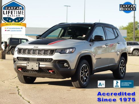Used 2025 Jeep Compass Trailhawk AWD/4WD image 3