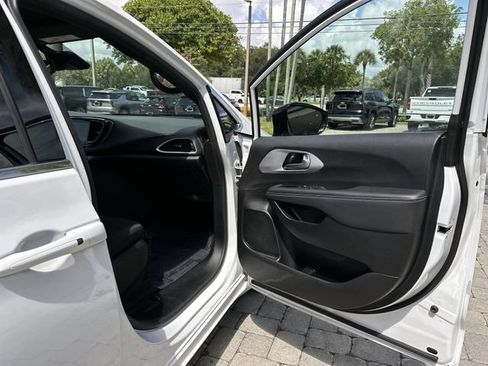 Used 2024 Chrysler Pacifica Touring FWD image 23