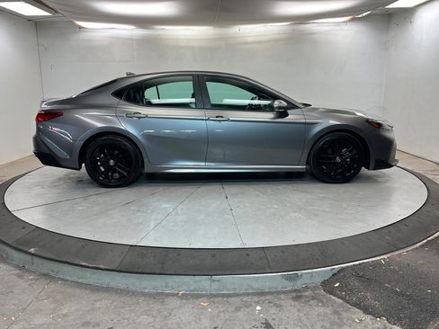 Used 2025 Toyota Camry SE image 7