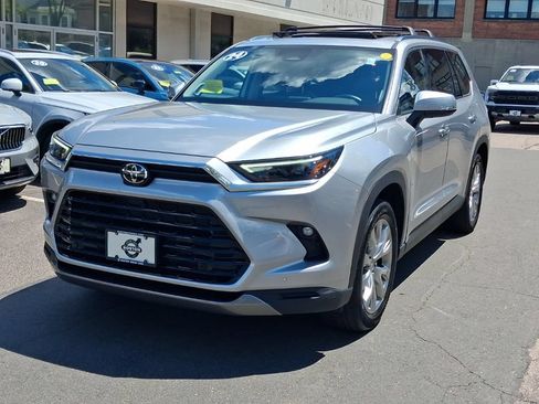 Used 2024 Toyota Grand Highlander AWD image 3