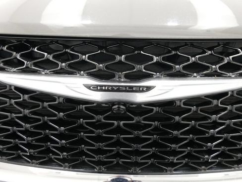 Used 2025 Chrysler Pacifica Select FWD image 11