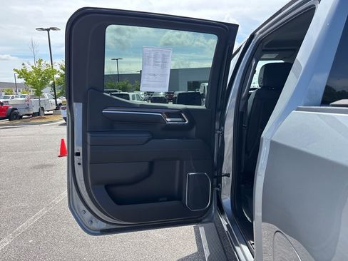 Used 2025 Chevrolet Silverado 1500 LT Trail Boss w/ Convenience Package II AWD/4WD image 47
