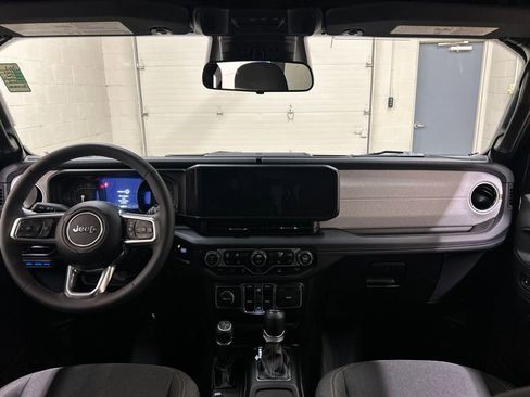 Used 2025 Jeep Wrangler Unlimited Sahara AWD/4WD image 18
