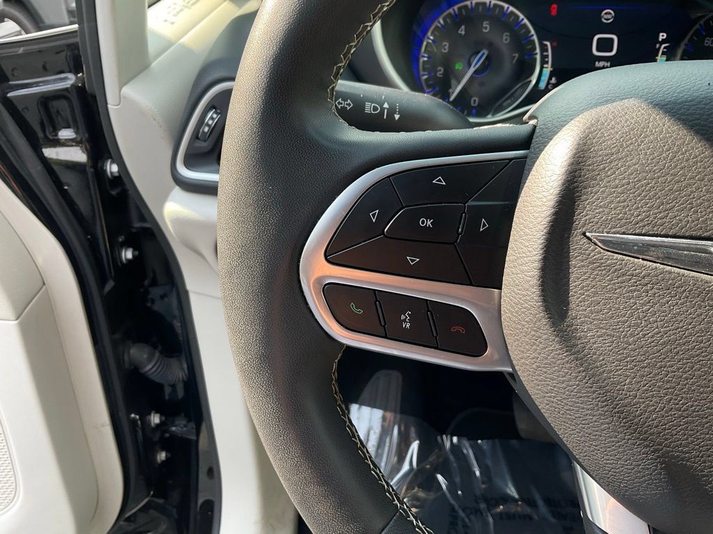Used 2024 Chrysler Pacifica Touring-L FWD image 11