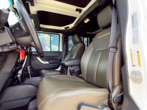 Used 2018 Jeep Wrangler Unlimited Sahara w/ Connectivity Group AWD/4WD image 7