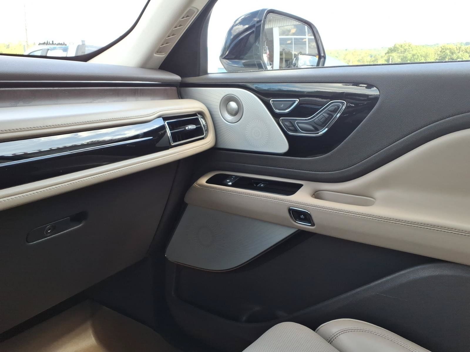 Used 2020 Lincoln Aviator Grand Touring w/ Equipment Group 302A AWD/4WD image 15
