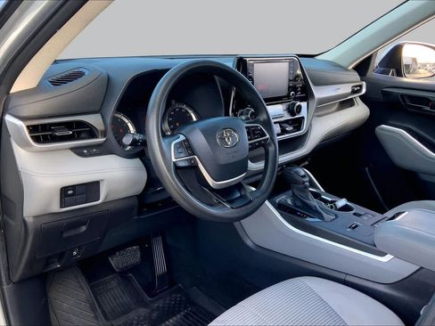 Used 2022 Toyota Highlander L FWD image 16