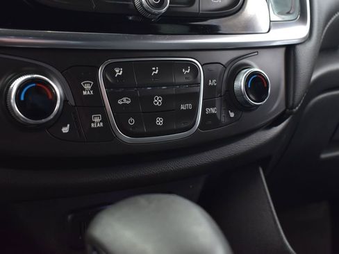 Used 2023 Chevrolet Traverse LT FWD image 18