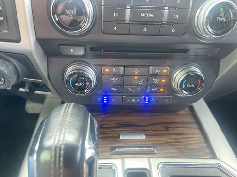 Used 2018 Ford F150 Lariat w/ Equipment Group 502A Luxury AWD/4WD image 17