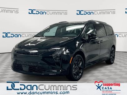 New 2027 Chrysler Pacifica Limited w/ Family Tech Group