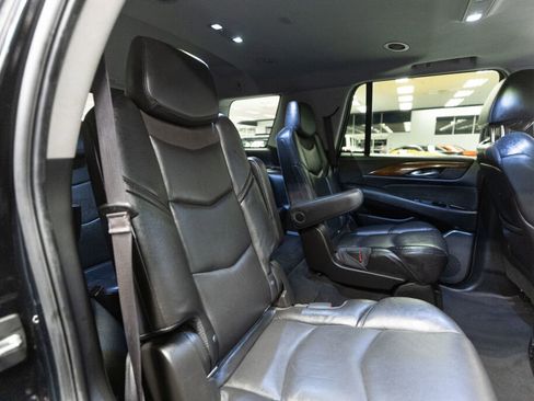 Used 2017 Cadillac Escalade Luxury image 16
