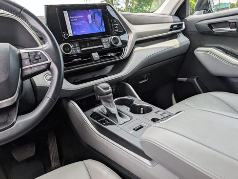 Used 2023 Toyota Highlander XLE AWD/4WD image 25