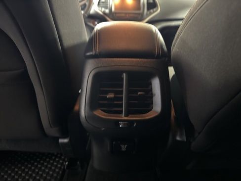 Used 2017 Jeep Cherokee Latitude w/ Comfort/Convenience Group image 27