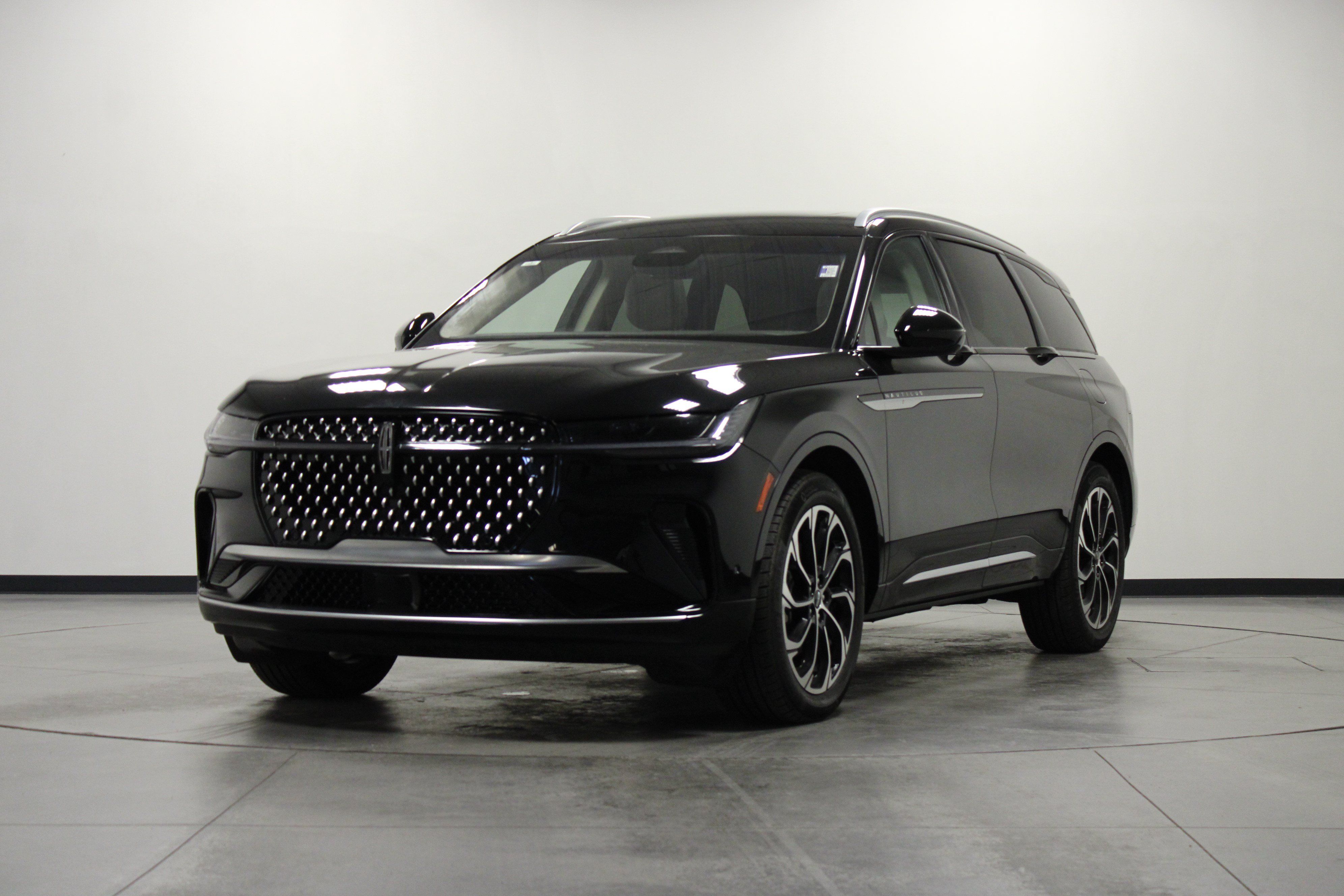 Used 2024 Lincoln Nautilus Reserve w/ Equipment Group 202A AWD/4WD image 8