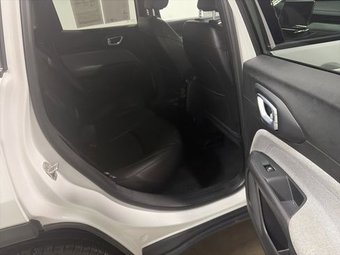 Used 2024 Jeep Compass Latitude image 28