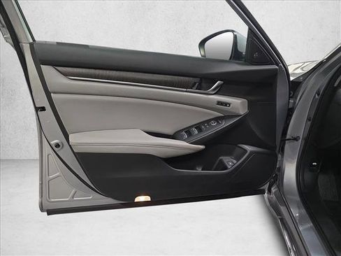Used 2018 Honda Accord Touring image 28