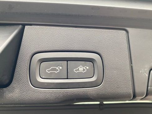 Used 2019 Volvo XC60 T5 Momentum w/ Multimedia Package image 10