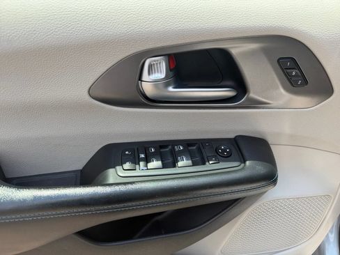 Used 2021 Chrysler Pacifica Touring-L FWD image 13