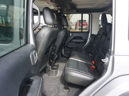 Used 2018 Jeep Wrangler Unlimited Sahara image 15