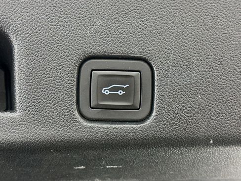 Used 2025 Chevrolet Traverse LT AWD/4WD image 32