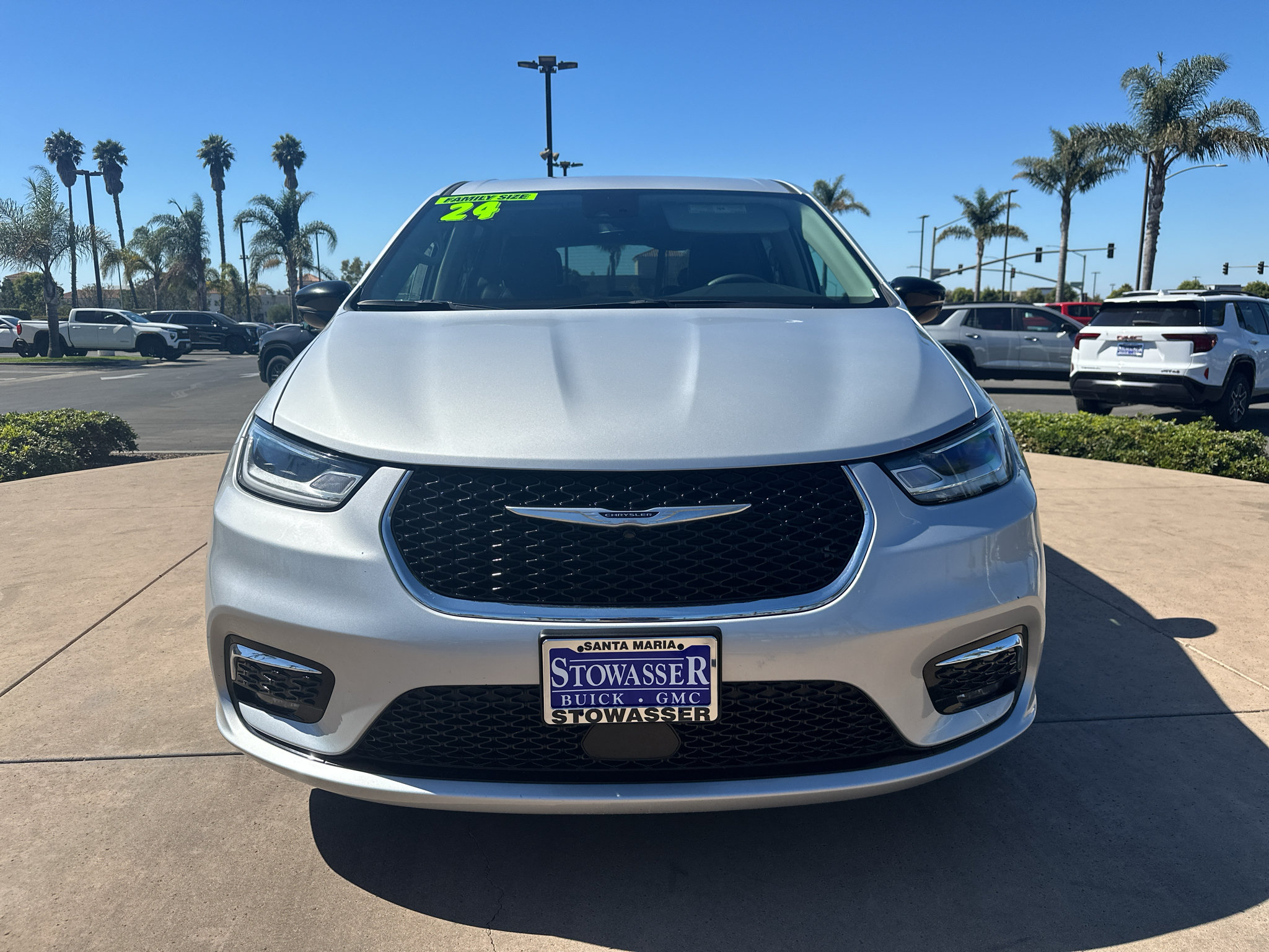 Used 2024 Chrysler Pacifica Touring-L FWD image 2