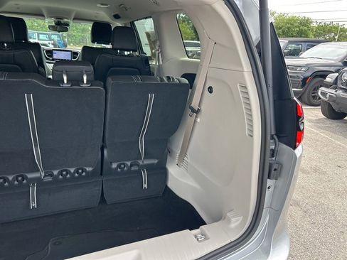 Certified 2024 Chrysler Pacifica Touring-L FWD image 30