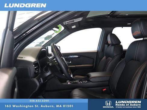 Used 2025 Honda Pilot TrailSport image 13