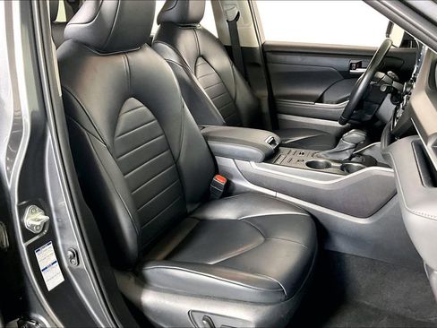 Used 2022 Toyota Highlander XLE image 7