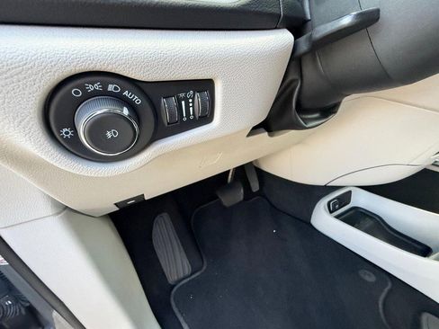 Used 2023 Chrysler Pacifica Touring-L FWD image 22