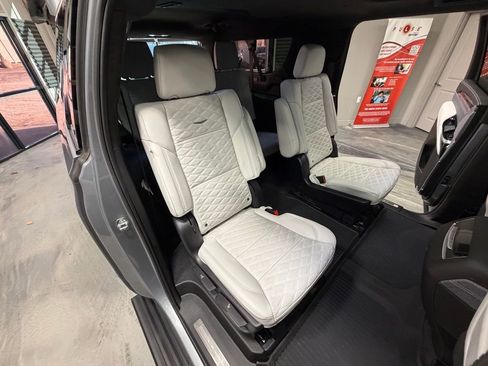 Used 2025 Cadillac Escalade ESV V image 9