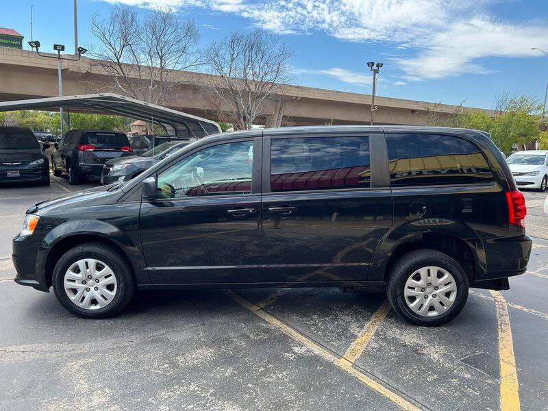 Used 2018 Dodge Grand Caravan SE w/ UConnect Hands-Free Group FWD image 5