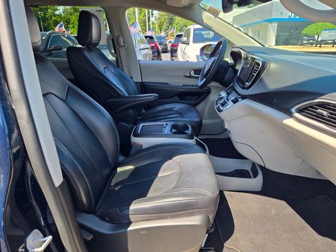 Used 2022 Chrysler Pacifica Touring-L FWD image 6