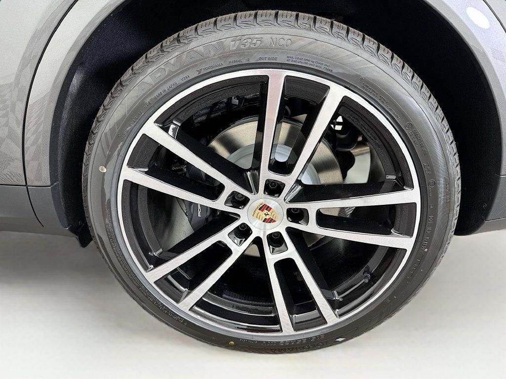 Used 2026 Porsche Cayenne AWD/4WD image 32