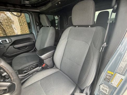 Used 2024 Jeep Gladiator Sport AWD/4WD image 17