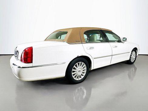 Used 2004 Lincoln Town Car Signature RWD image 7