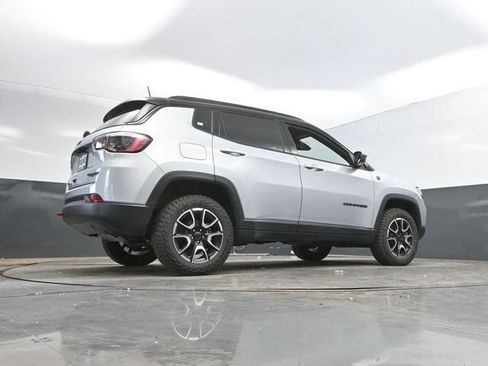 Used 2025 Jeep Compass Trailhawk AWD/4WD image 46