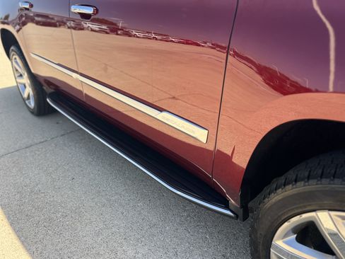 Used 2019 Cadillac Escalade ESV Luxury AWD/4WD image 3