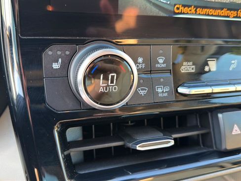 Used 2023 Toyota Highlander XLE FWD image 26