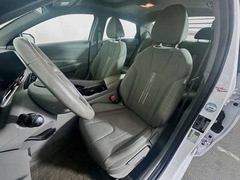Used 2025 Hyundai Elantra SEL FWD image 13