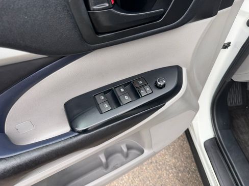 Used 2017 Toyota Highlander Plus w/ Carpet Mat Package FWD image 22