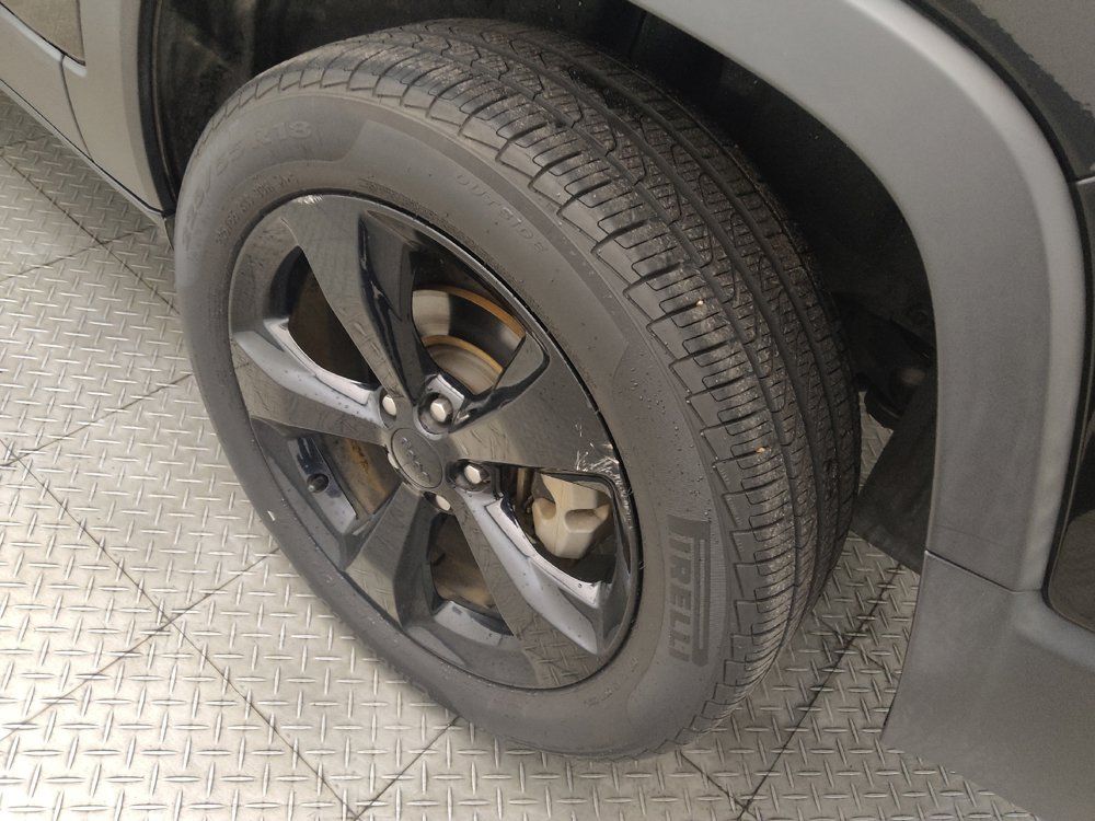 Used 2019 Jeep Cherokee Latitude Plus FWD image 31