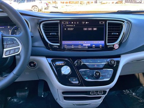 Used 2023 Chrysler Pacifica Touring-L FWD image 8