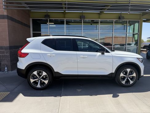 Used 2025 Volvo XC40 B5 Plus w/ Protection Package Premier AWD/4WD image 9